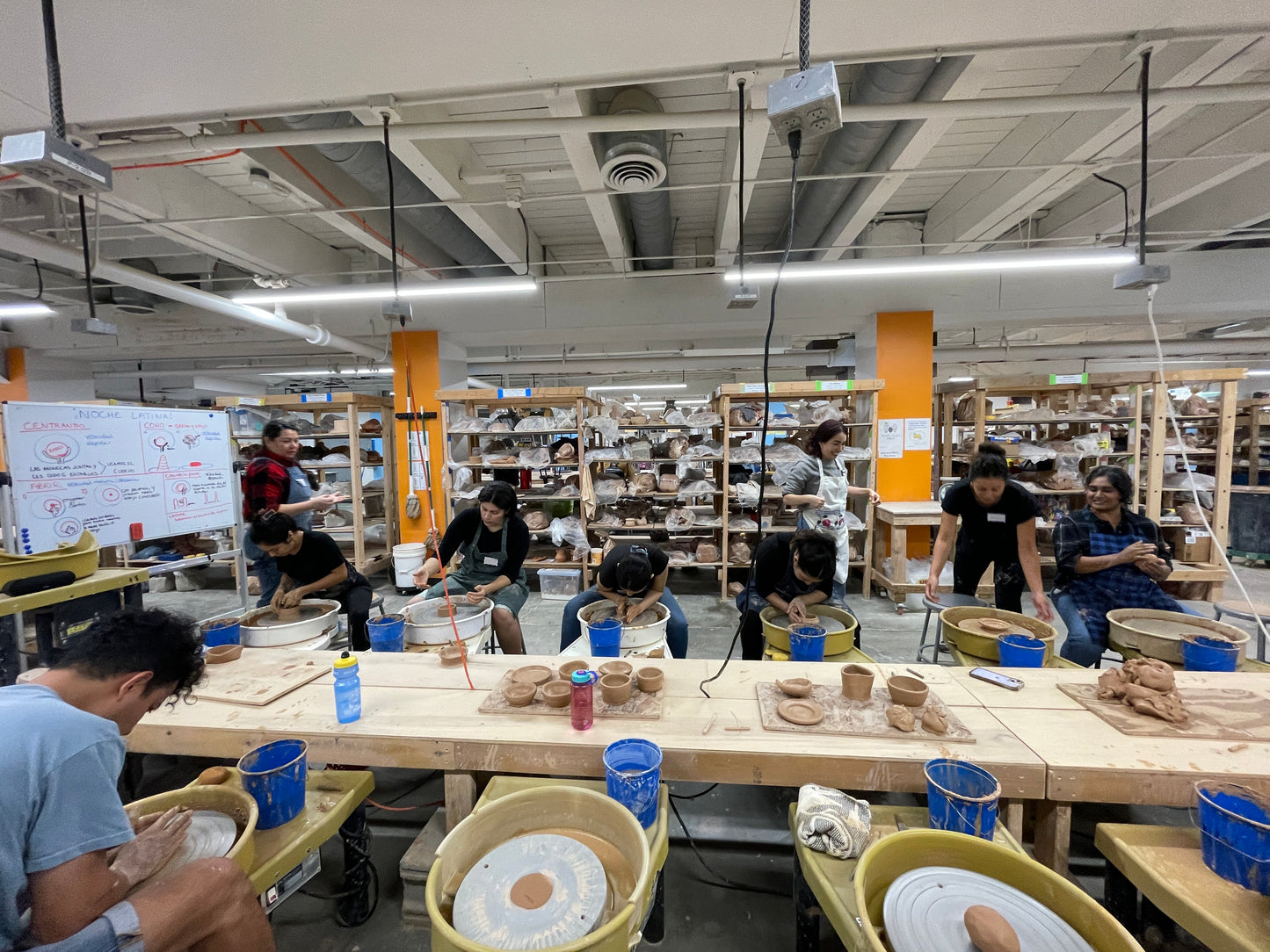 Barro y Cumbia: Torno y Construcción a Mano